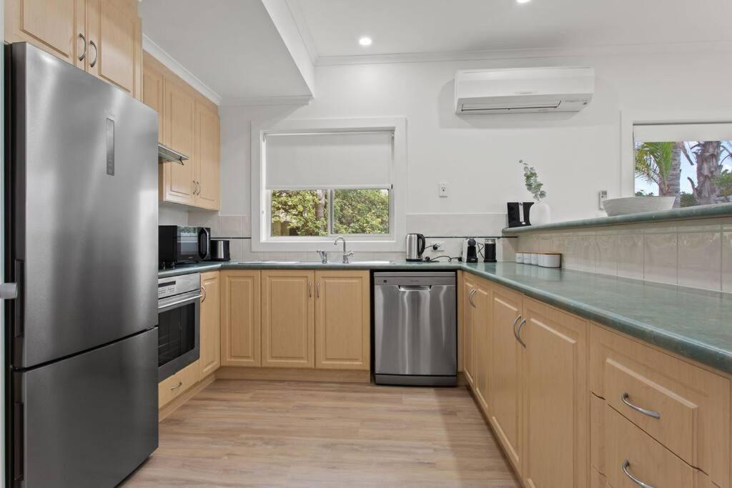 Appartamento Waterfront Townhouse - Picturesque Marina Views Port Lincoln Esterno foto